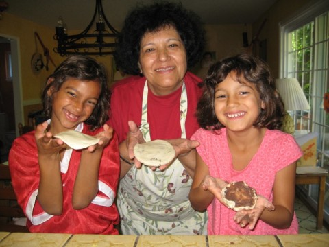 Camila, abuelita Menita y Valentina - Octubre del 2009