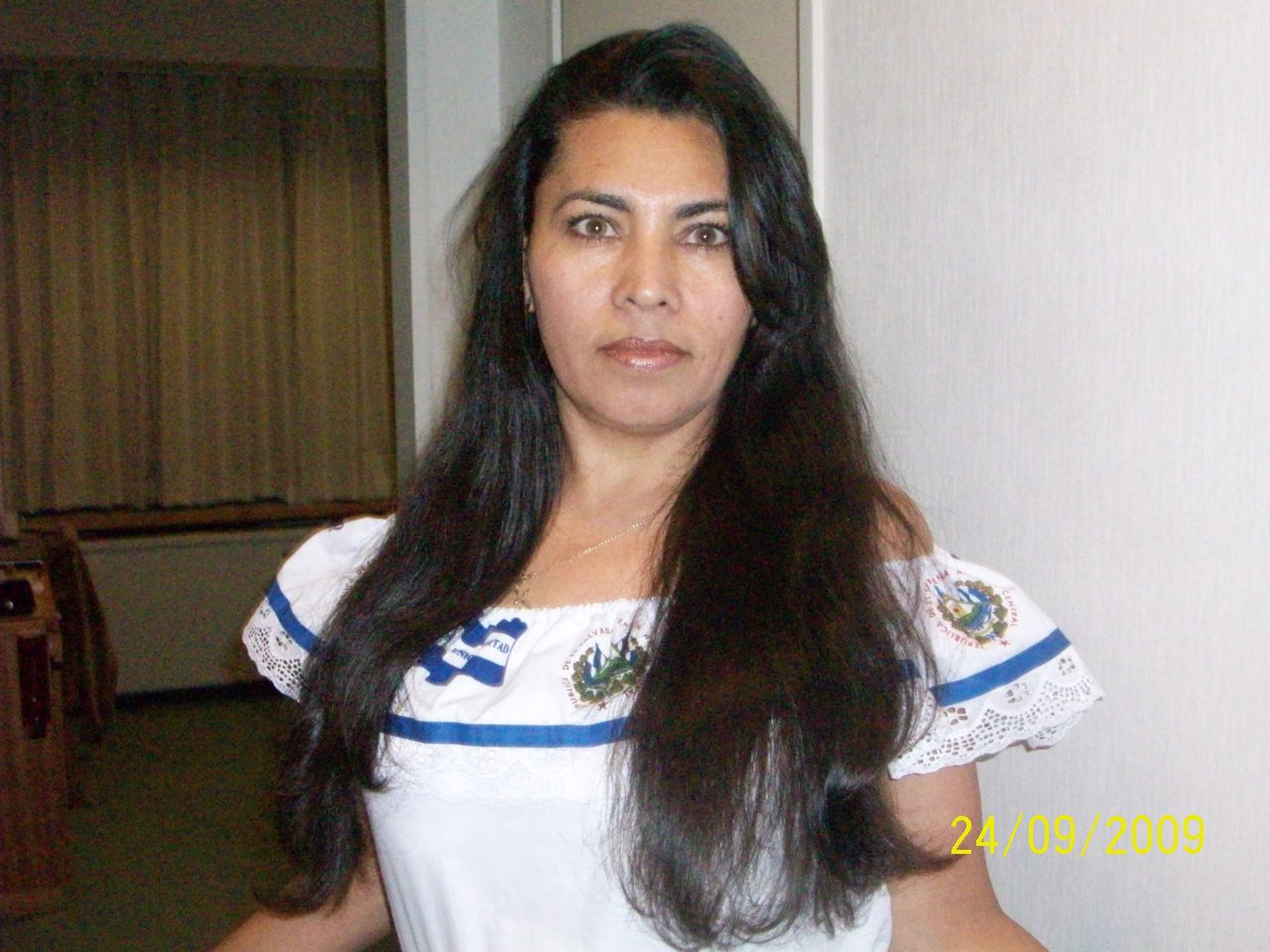Alba luciendo un vestido típico de El Salvador