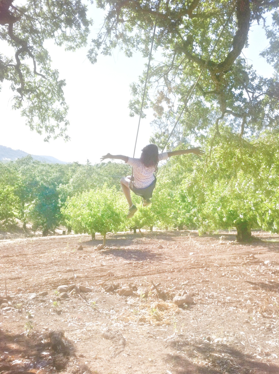 Camila en un columpio en Kenwood, CA