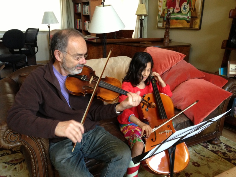Tom y Valentina playing musical instruments