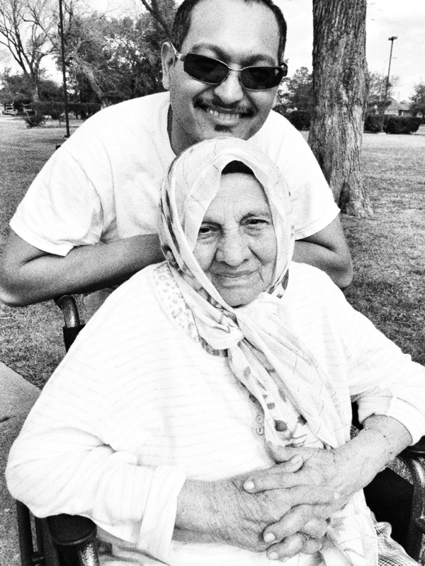 Orlando y Mamena sonriendo en Houston, TX