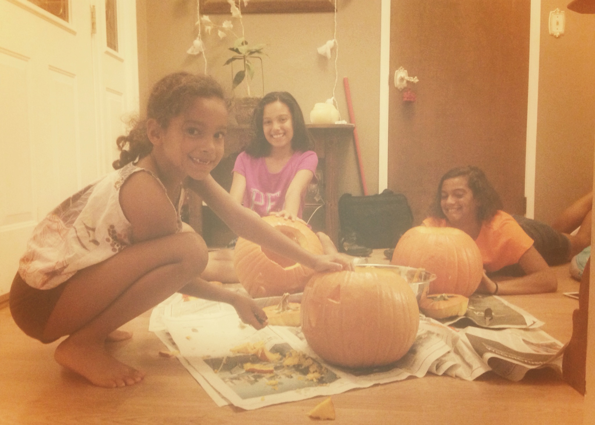 Las niñas talando calabazas