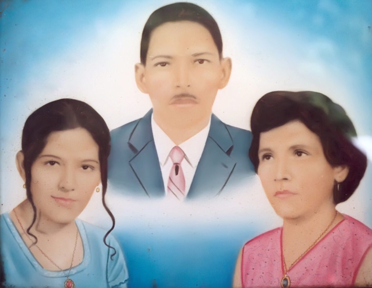 Un cuadro de Menita, Papa Toño y Mamena