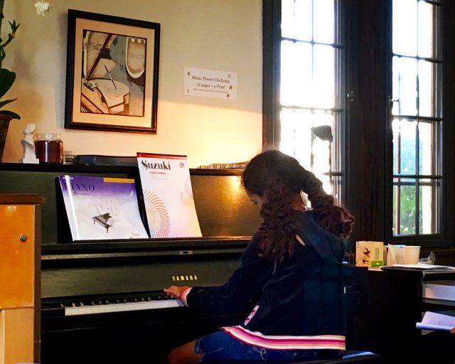 Xio en su clase de piano