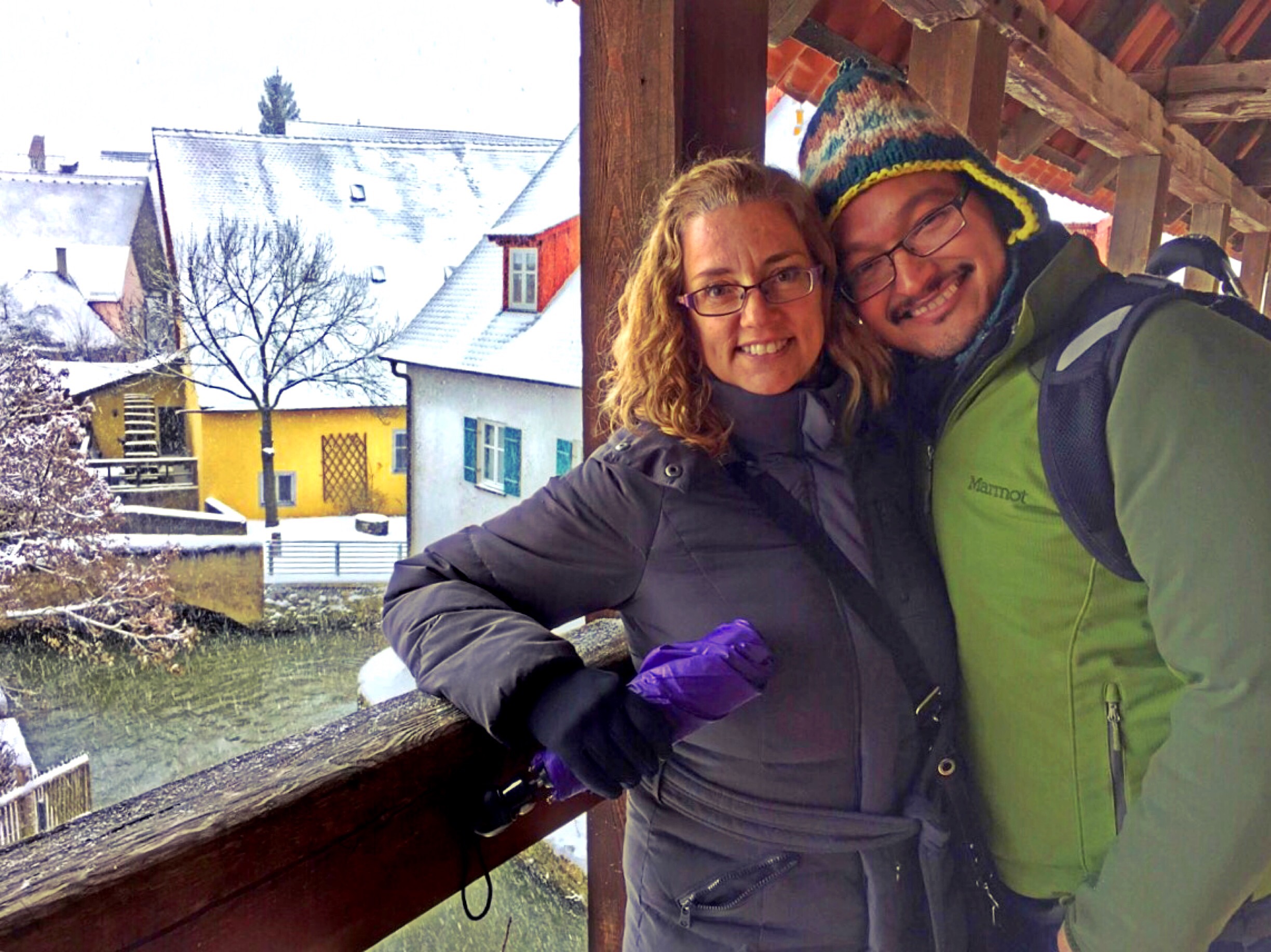 Orlando and Liza walking on the city wall of Nördlingen.