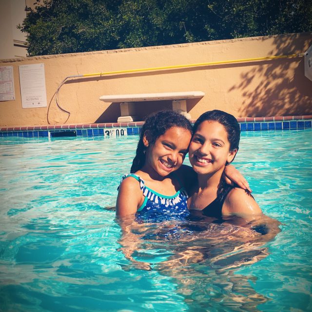 Xio y Valentina en la piscina
