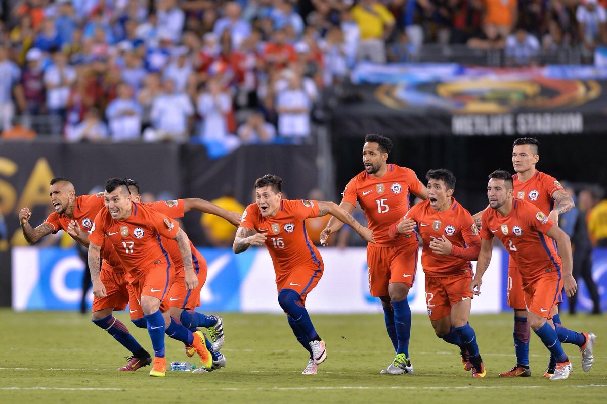 La selección chilena celebrando
