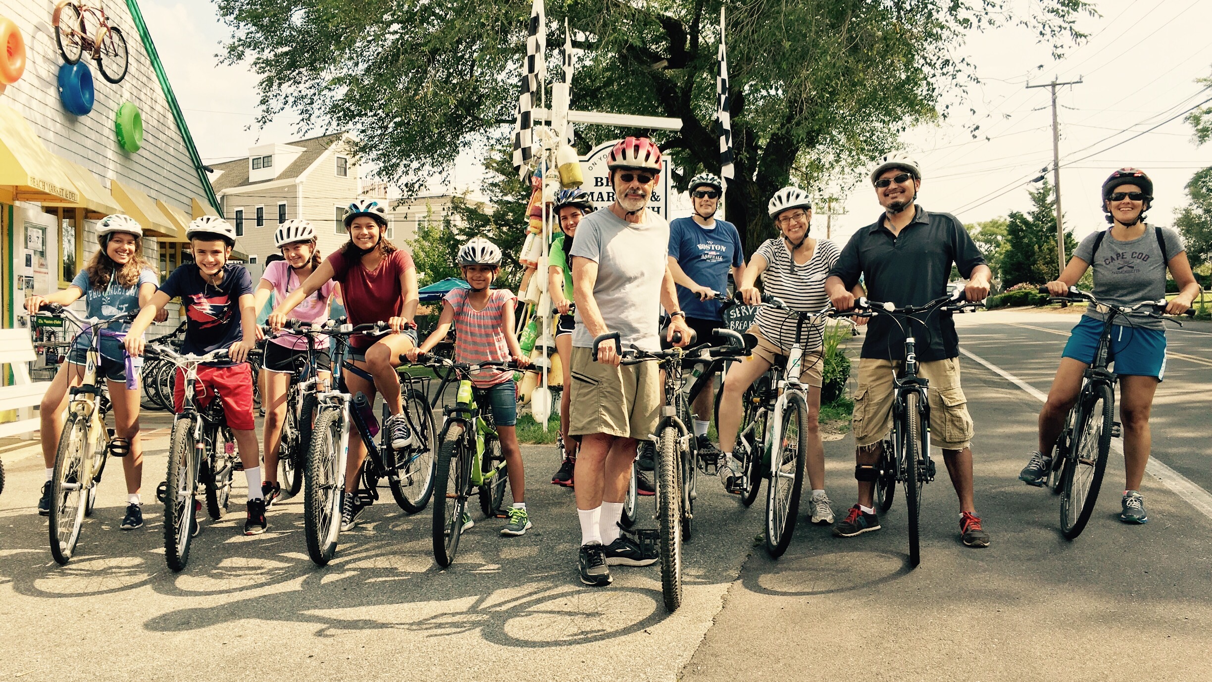Con toda la familia en un recorrido en bicicleta en Province Town, MA