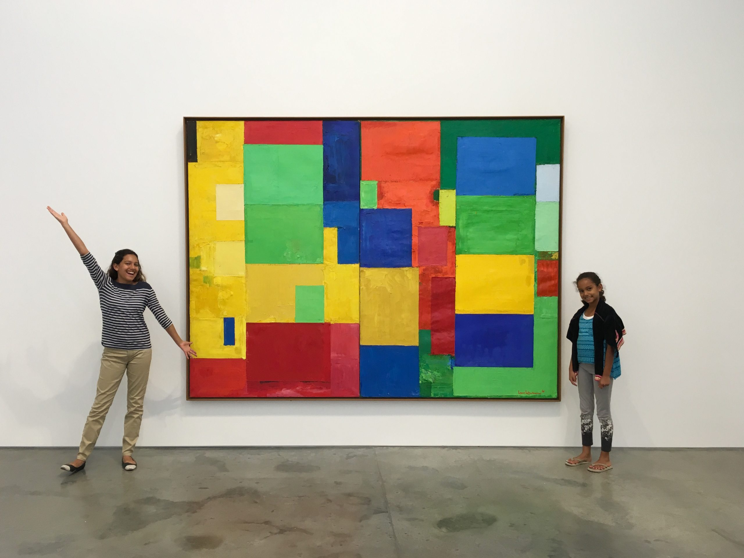 Valentina y Xio en frente de un cuadro de Hans Hofmann en BAMPFA