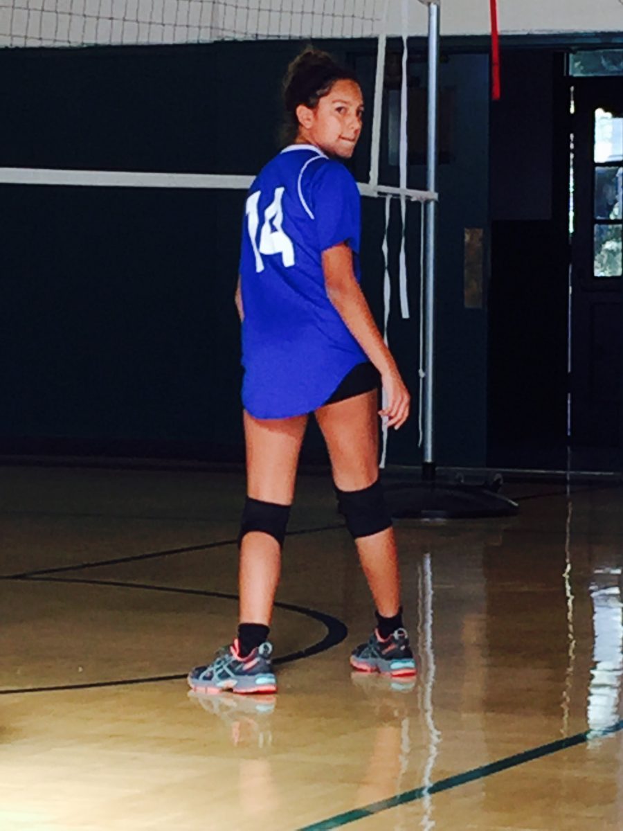 Valentina jugando voleibol 