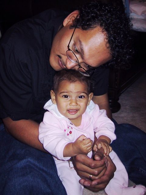 Orland y su hija Camila de bebé