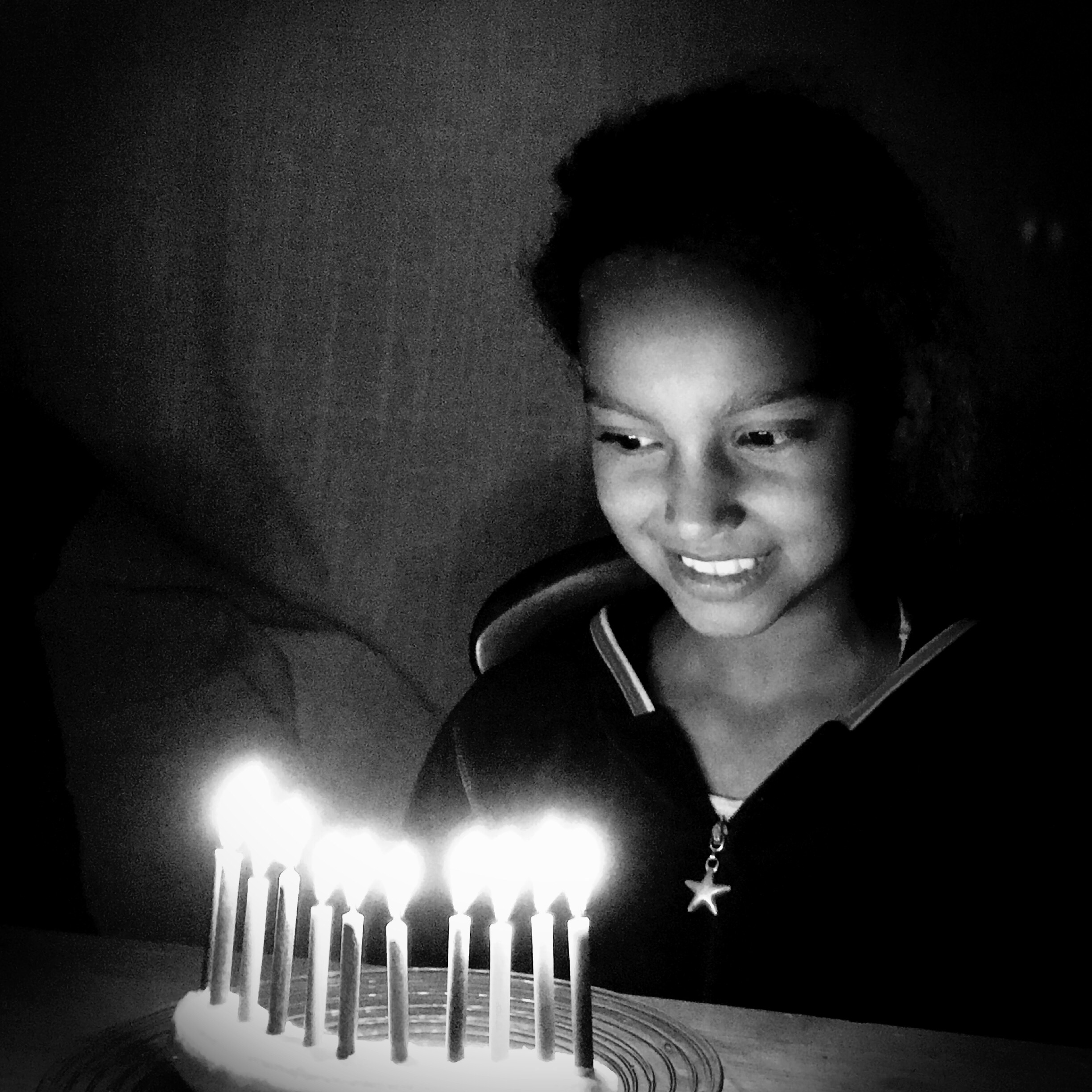 Xio apagando las velas de su pastel de cumpleaños en el 2016