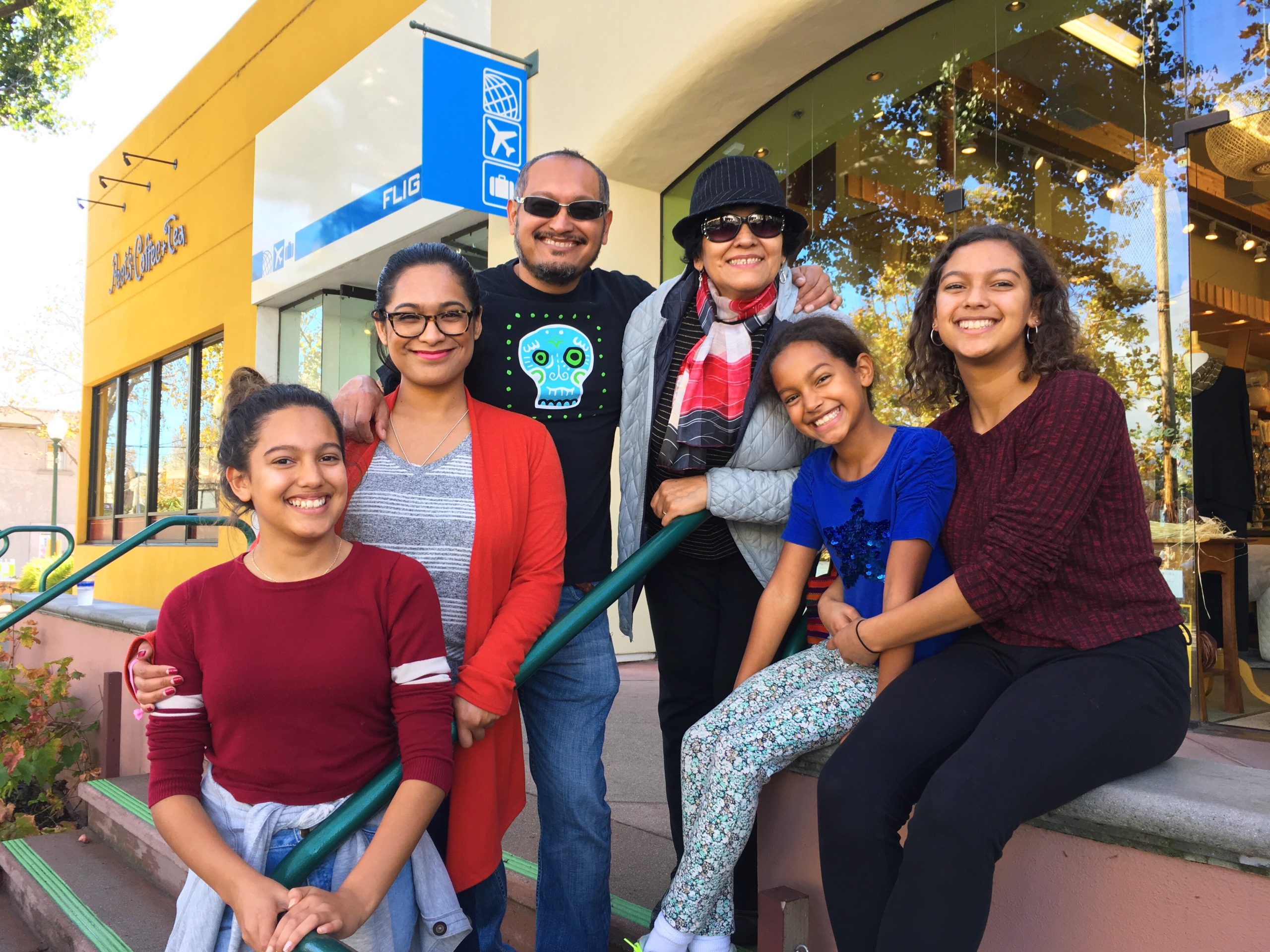Mi familia con Abuelita Menita en 4th Street, Berkeley