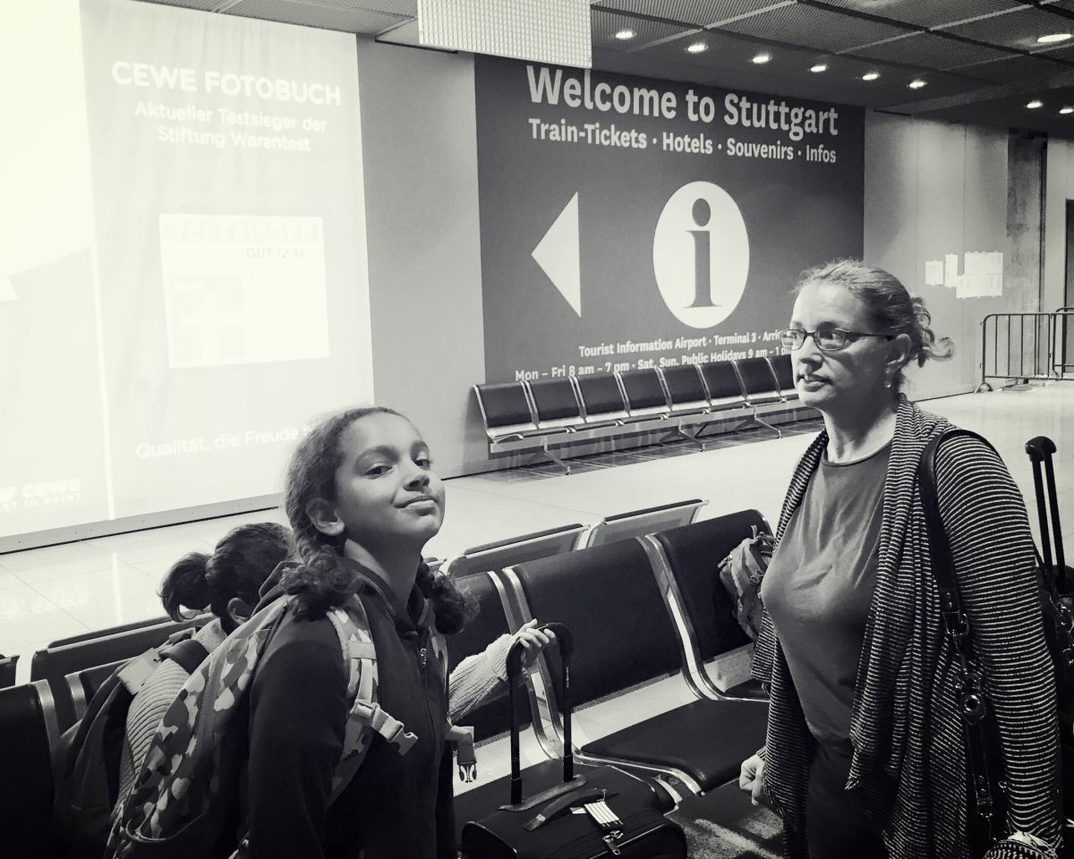Xio y Liza en el aeropuerto de Stuttgart, Alemania.
