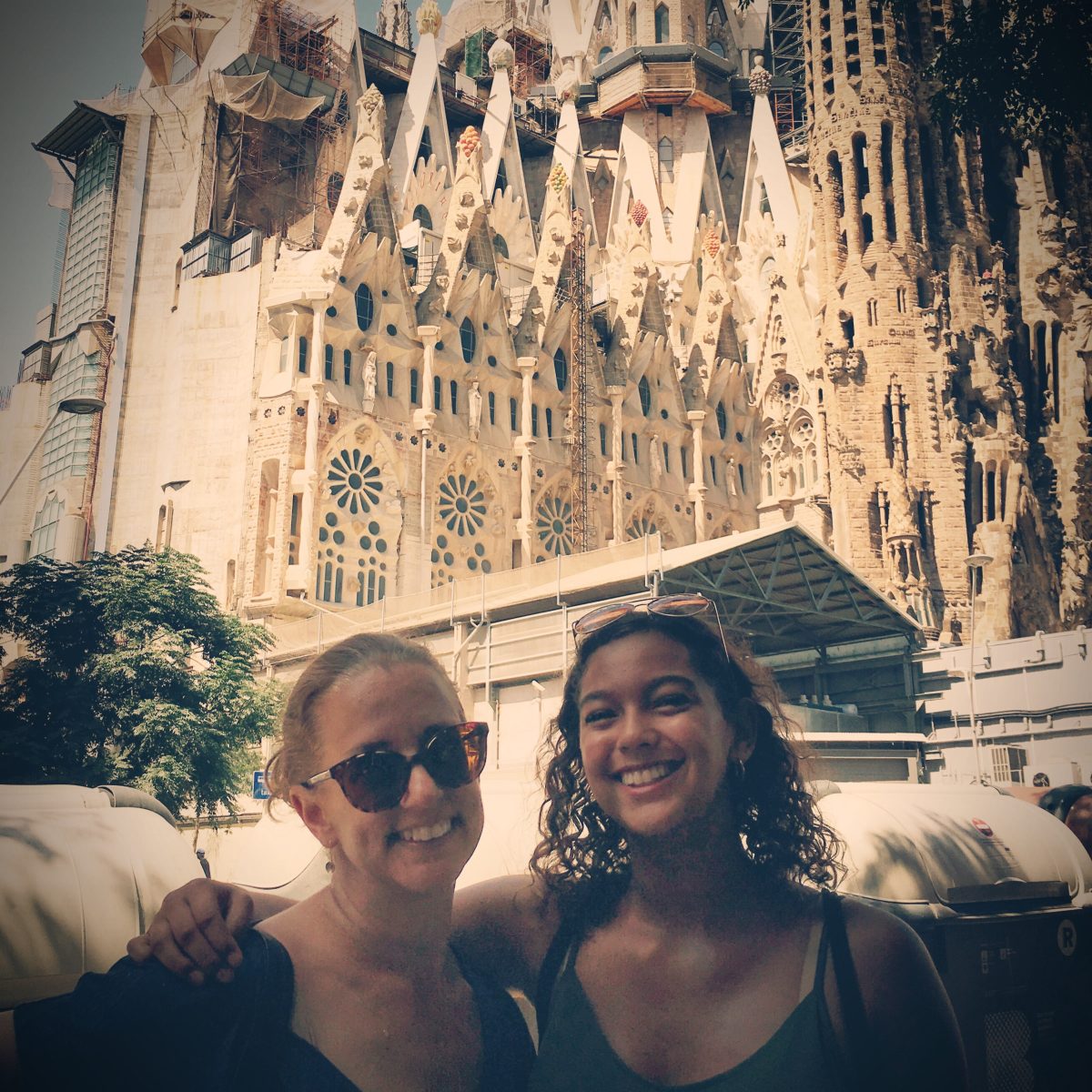 Liza y Camila en frente de Sagrada Familia en Barcelona