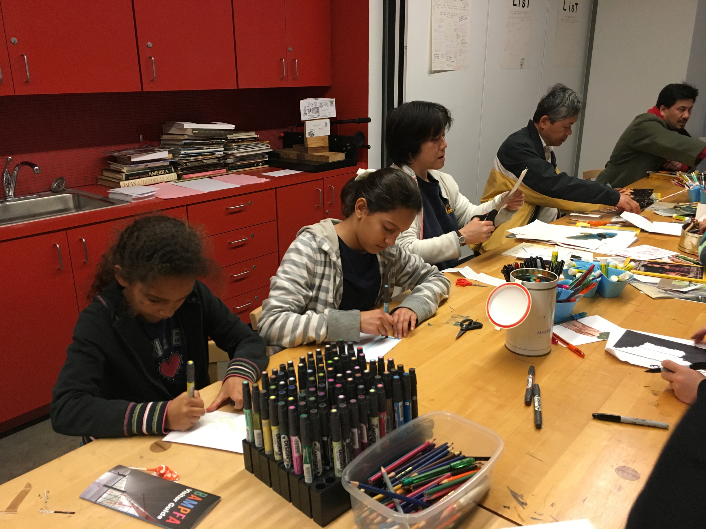 Xio y Valentina en el Art Lab de BAMPFA