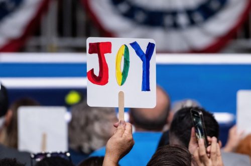 Una pancarta que dice: Joy