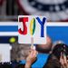 Una pancarta que dice: Joy