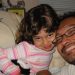 Una niña y su papá sonriendo
