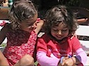 Camila y Valentina cantando en alemán